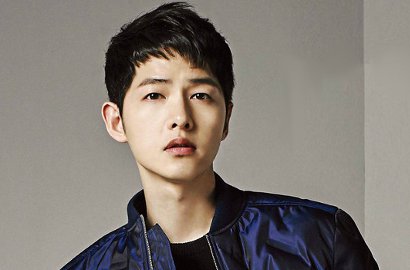 Serasa Bukan Seleb, Song Joong Ki Nyantai Bergaya Sederhana Saat Belanja