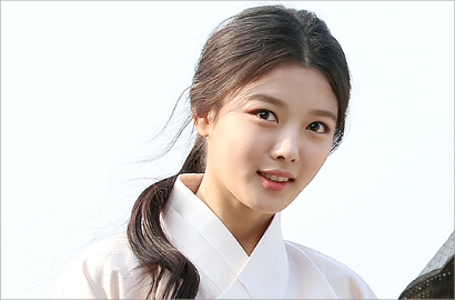 Kim Yoo Jung Buka Baju dan Dicium, 'Love in the Moonlight' Kena Tegur