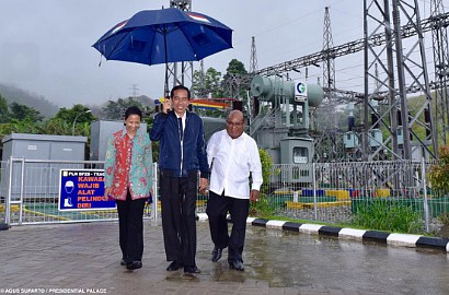 Heboh Foto Presiden Jokowi Payungi Gubernur Papua, Ternyata Begini Penjelasannya