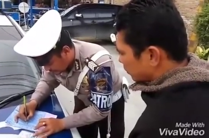 Ajak Pelanggar Lalu Lintas Berdoa Sebelum Menilang, Video Polisi Ini Viral di Medsos