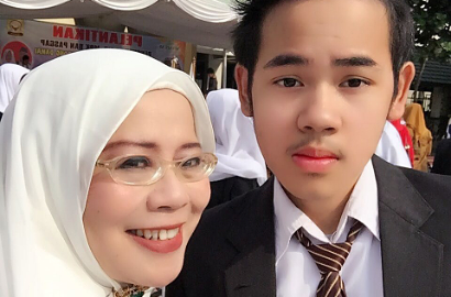 Ganteng dan Berbakat, Putra Bungsu Dewi Yull Ini Raih Medali Kejuaraan Tinju