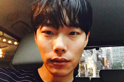Gila Bola, Ryu Jun Yeol Girang 'Foto Bareng' Pelatih Manchester United