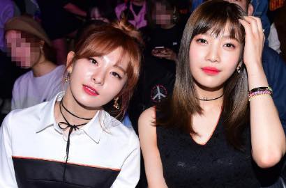 Pakai Gaun Nyentrik, Joy dan Seulgi Tetap Cantik di Seoul Fashion Week