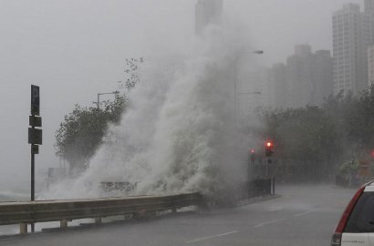 Tak Peduli Topan Haima, Warga Hongkong Malah Tertawa Diguyur Ombak