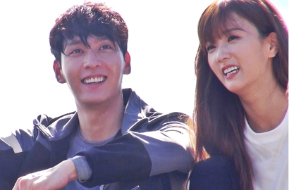 Makin Perhatian, Choi Tae Joon Usap Bibir Bomi A Pink di 'We Got Married'