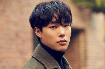 Syuting Iklan Pakaian, Ryu Jun Yeol Mesra dengan Cewek Cantik di Ranjang