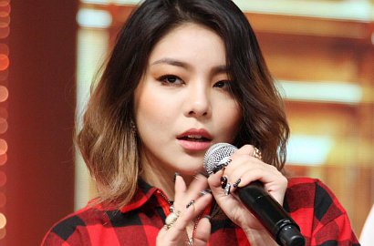 Beri Kejutan Kunjungi Bali, Ailee Ramah Bagi-Bagi Tanda Tangan ke Fans