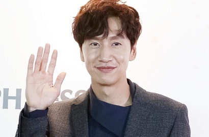 Nggak Mau Kalah, Kocaknya Lee Kwang Soo Adu 'Dance Nyamuk' Sama Fans