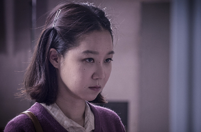 Gendong Anak, Gong Hyo Jin Tampil Keibuan di Foto 'Missing'