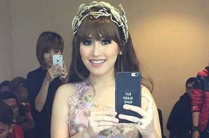 Ayu Ting Ting Dibully Netizen Gara-Gara Handphone, Kok Bisa?