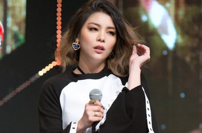 Balik ke Korea, Ailee Girang Dapat Bunga Cantik dari Fans Bali