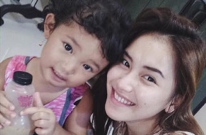 Pamer Foto Ayu Ting Ting Berenang, Netter Malah Kasihan ke Umi Kalsum