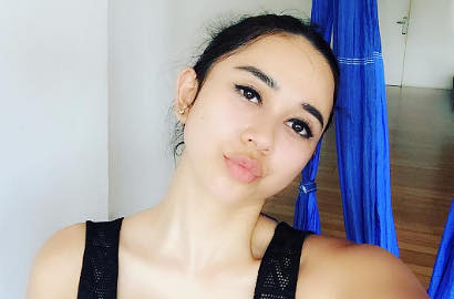 'Saingi' Ariel Tatum, Pose Seksi Aura Kasih Bikin Netter Mimisan