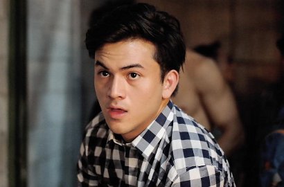Rilis Poster, Rizky Nazar Bengong Dipeluk Cewek Misterius di 'Prince Charming'