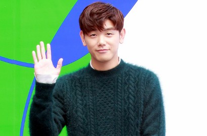 Nyaris Nyungsep di Tangga, Kocaknya Eric Nam Langsung Pose Sok Keren