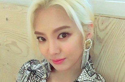 Lagi di Bali, Hyoyeon Digoda Pakai Dress Seksi di Pinggir Jalan