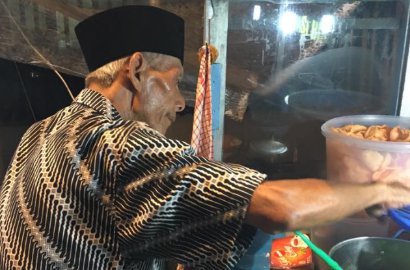 Tertidur Menunggu Pelanggan, Kakek Penjual Nasi Uduk di Jaktim Jadi Viral Facebook