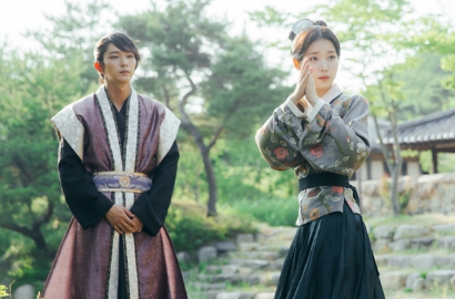 Lee Jun Ki Komplain Gak Diajak Ngumpul, IU: Kami Sengaja Yang Mulia