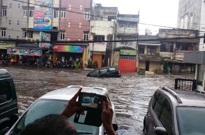 Mobil dan Motor Terseret Arus, Begini Kondisi Banjir di Bandung