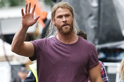 Diisukan Bercerai, Chris Hemsworth Unggah Foto Sindiran Cari Istri Baru