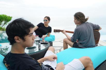 Bikin Gemes, Intip Pose Imut Al Ghazali dan Dul 'Galau' di Pantai