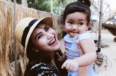 Difoto oleh Bilqis, Dada Ayu Ting Ting 'Ngintip' Bikin Netter Salah Fokus