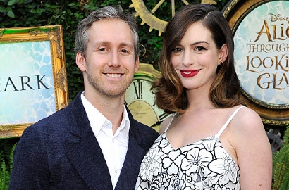 Wow, Kereta Bayi Berlapis Emas Milik Putra Anne Hathaway Ini Bikin Netter Ngiler