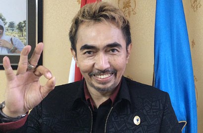 Sambil Diborgol, Sedihnya Gatot Jalan Kaki ke Ruangan Penyidik