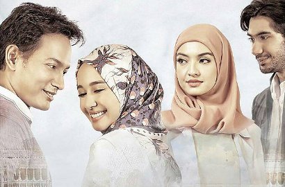 Laudya Cynthia Bella Cs Senyum Penuh Makna di Poster 'Surga Yang Tak Dirindukan 2'