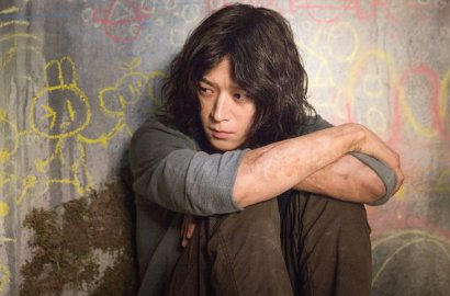 Pasang Wajah Sendu di 'Vanishing Time', Kang Dong Won Malah Bikin Fans Heboh