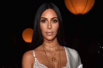 Tak Lagi Tutupi Wajah, Kim K Pede Muncul Tanpa Make Up Pasca Perampokan
