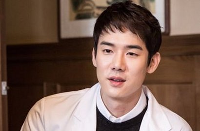 Serius Operasi Pasien, Yoo Yeon Seok Kena Cipratan Darah di 'Romantic Doctor'