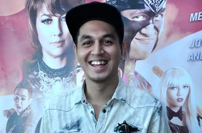 Telanjang Dada di Tepi Kolam, Kerennya Kevin Julio Pamer Tato di Punggung