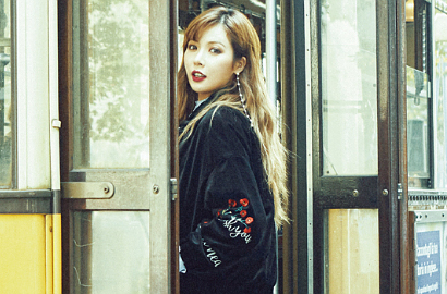 Pertama Kali ke Milan, HyunA Pose Sensual Pamer Paha