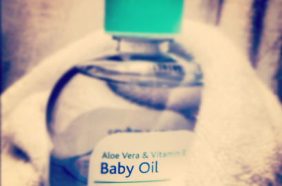 Tak Cuma Untuk Bayi, Anda Pun Bisa Merasakan Manfaat Baby Oil