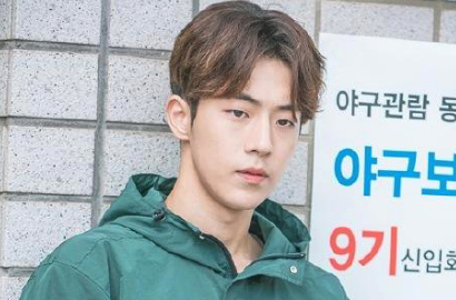 Bikin Meleleh, Cerianya Nam Joo Hyuk Topless Saat Renang di 'Kim Bok Ju'