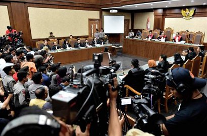 Tegang, Jessica Sering Menghela Nafas Saat Dibacakan Vonis