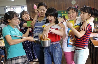 Jadi Film Favorit, 'Sunny' Kang Sora Cs Bakal Di-Remake Versi Hollywood