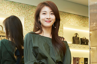 Diapit 2 Cowok, Ha Ji Won Menggoda di Poster 'Risking Life for Love'