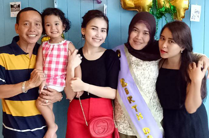 Sering Posting Foto Ayu Ting Ting dan Bilqis, Umi Kalsum Pilih Kasih?