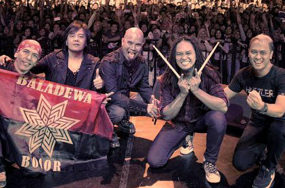 Nyanyi Sambil Kampanye Saat Konser Dewa 19, Ahmad Dhani 'Ditegur' Ari Lasso