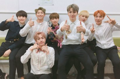 Bawa Pulang Piala Ke-6 di 'Music Bank', Kocaknya BTS Lepas Sepatu Saat Encore