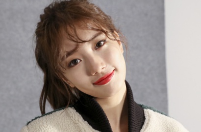 Goda Fans, Seksinya Suzy Berani Pamer Belahan Dada di Pemotretan