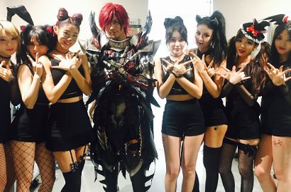 Pose Sama AOA dan Duo Jepang Vamps, Seksinya Jimin Pamer Belahan Dada
