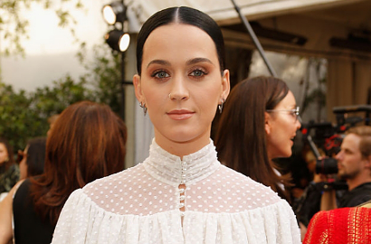 Rayakan Halloween, Katy Perry Berubah Jadi Hillary Clinton