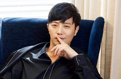 Pasang Wajah Ceria, Kerennya Jin Goo Main Gitar di 'Night Light'
