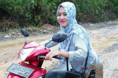 Berjuang Lewati Jalan Berlumpur Demi Mengajar, Curhatan Guru Ini Tuai Simpati