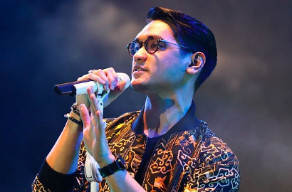 Afgan Intim dengan Penggemar Asal Korea di Konser Makassar