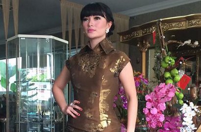 Buset, Zaskia Gotik Lagi-Lagi 'Pasrah' Pinggul Dipegang Lelaki