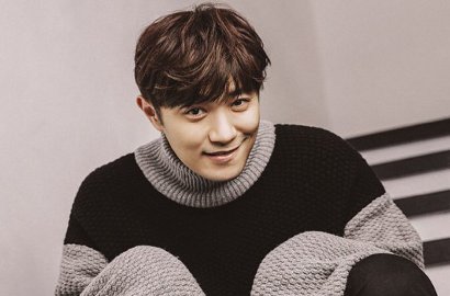 Bikin Ngakak, Jin Goo Pamer Latihan 'Main' Gitar Saat Syuting 'Night Light'